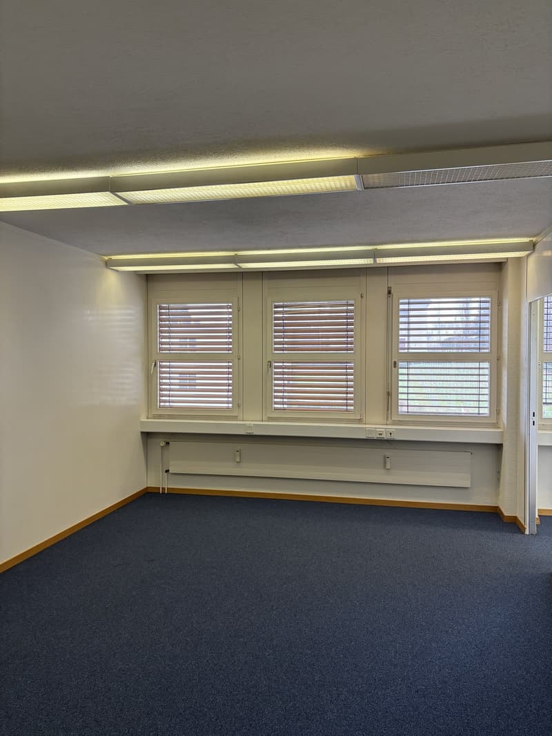 Office in attractive location (3)