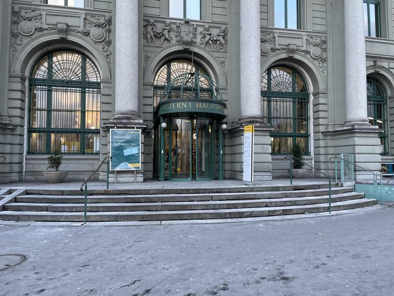 Zentrale Büroräumlichkeiten im historischen Gebäude zu vermieten (1)