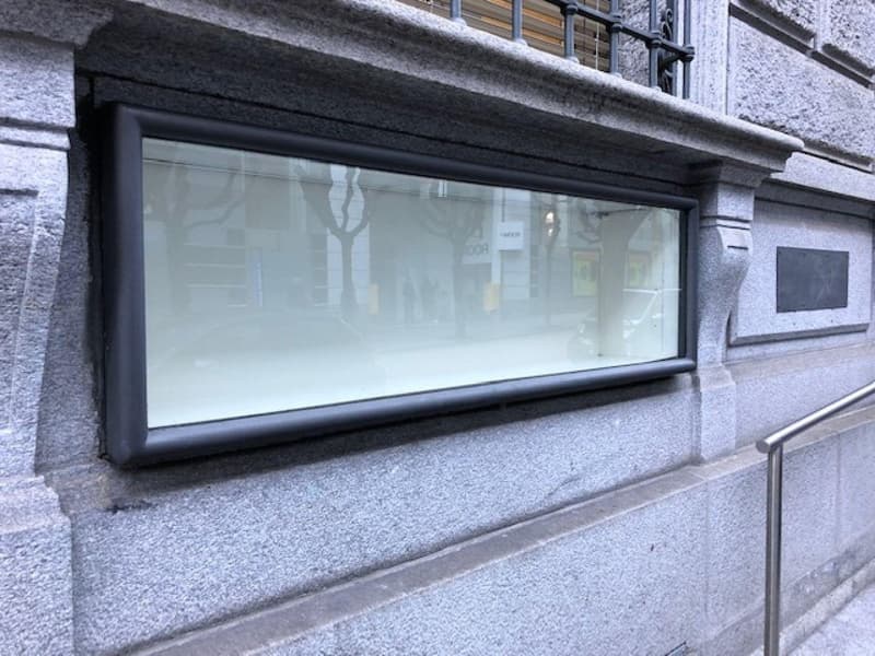 UNA VETRINA ESPOSITIVA VI ASPETTA (1)
