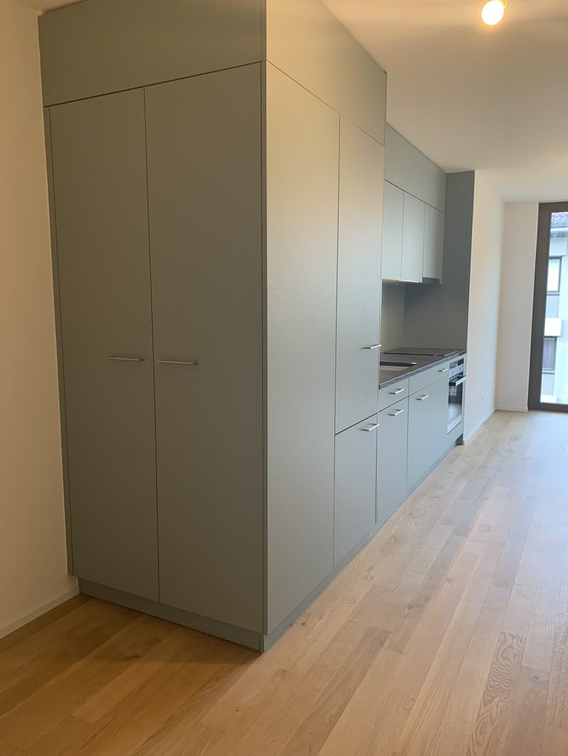 Studio sans balcon dans l' immeuble abritant la filiale de la Poste (2)