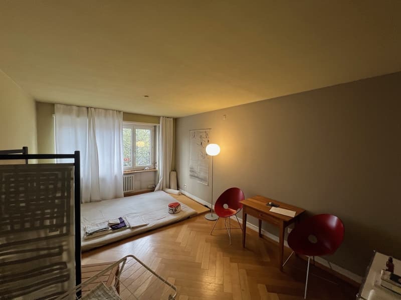 Zimmer links von Wohnzimmer