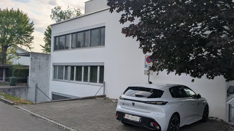 Exklusive 3 1/2-Zimmer-Wohnung mit Loggia (8)