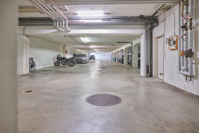 Grosszügig geschnittene Einstellhallenplätze (2)