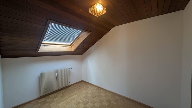 Charmante Dachwohnung mit Cheminée und verglastem Balkon (3)
