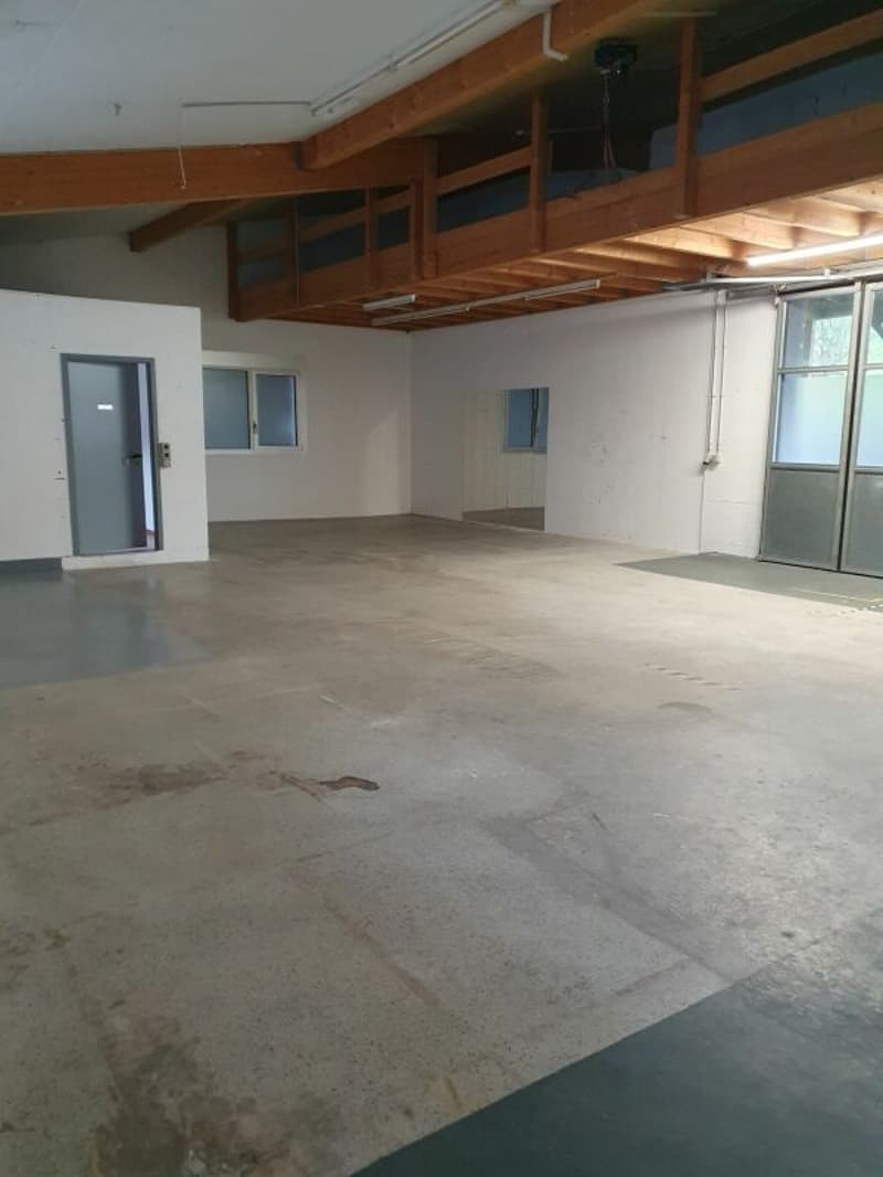 110m2 Gewerbe / Lagerraum inkl. Büroraum und 55m2 Galerie (2)
