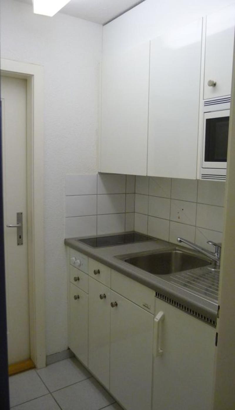 Schöne, helle 1.5-Zi-Wohnung an zentraler Lage. Abgeschlossene Küche. Lift. Aussicht! Bus, Stadtbahnhof, Läden, See. Alles in Gehdistanz! (3)