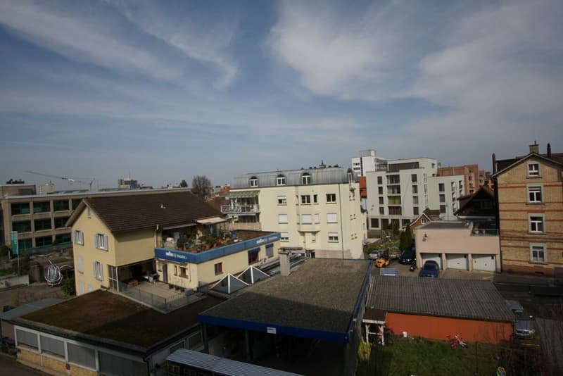 schöne, helle, grosse, sehr preiswerte 2.5 Zi-Wohnung. Zentral nahe Stadtbahnhof. Lift und Balkon! Kopie (5)
