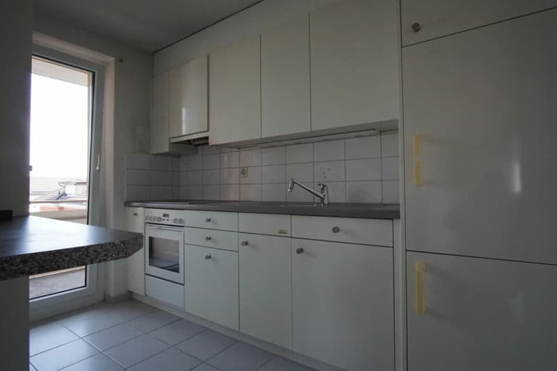 schöne, helle, grosse, sehr preiswerte 2.5 Zi-Wohnung. Zentral nahe Stadtbahnhof. Lift und Balkon! Kopie (2)