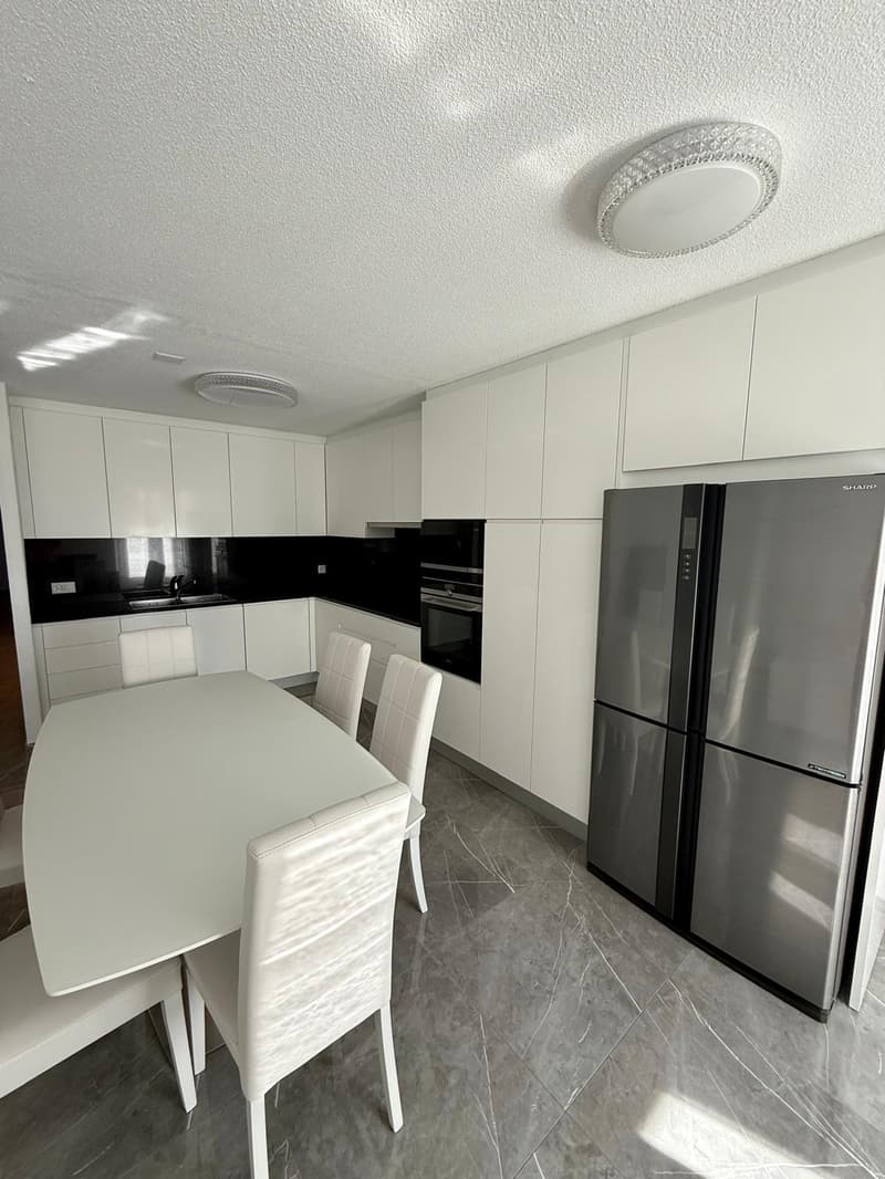 Luxuriöse 3.5-Zimmerwohnung an ruhiger Lage in Ipsach (3)