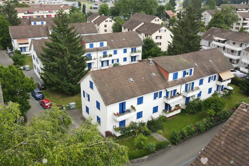 Renovierte 3-Zimmerwohnung mit Mansarde / Appartement rénovée de 3 pièces avec mansarde (1)