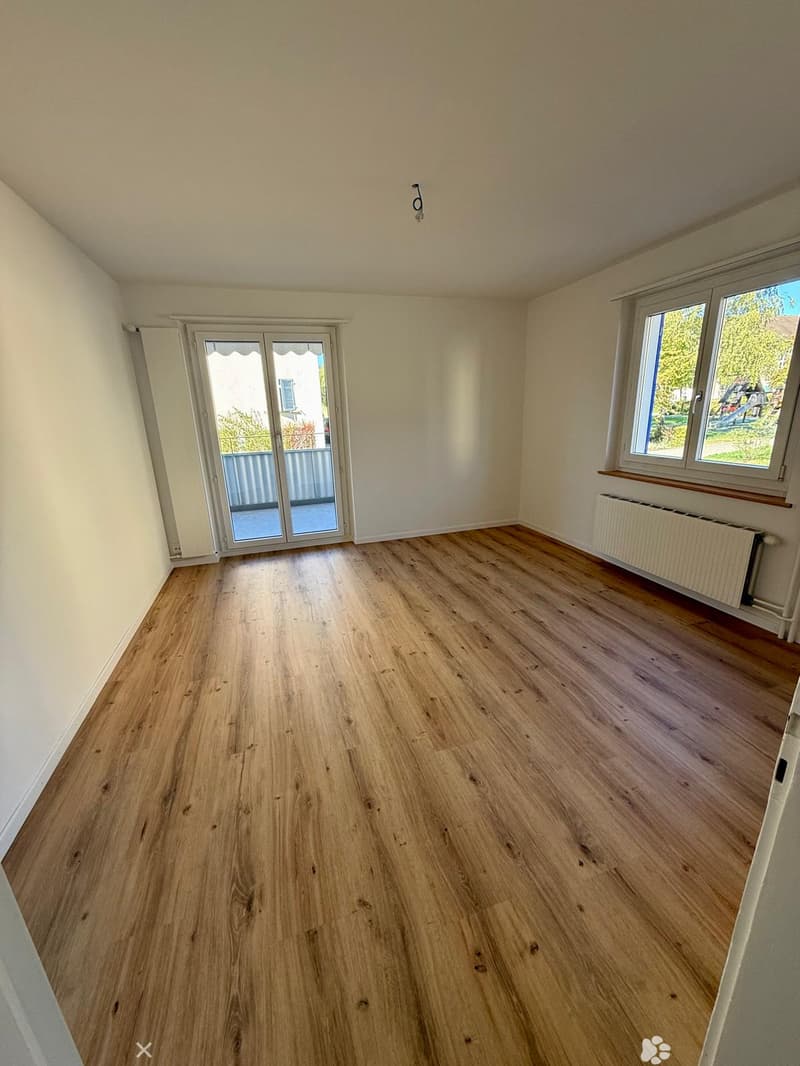 Renovierte 3-Zimmerwohnung mit Mansarde / Appartement rénovée de 3 pièces avec mansarde (2)