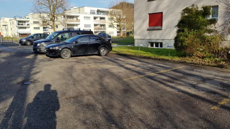 Places de stationnement extérieures et intérieures à Unterkulm (2)