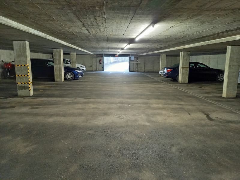 Places de stationnement extérieures et intérieures à Unterkulm (1)