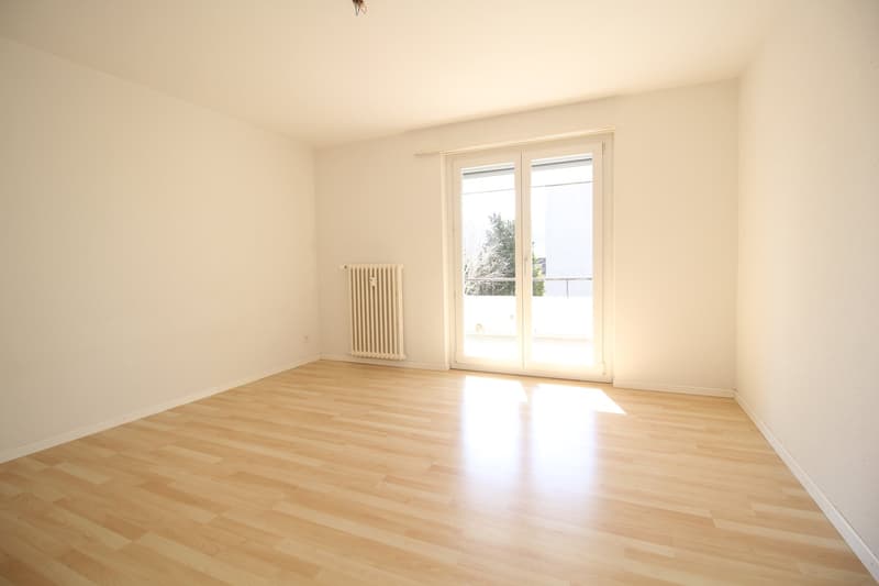 empty room, wooden floor, white walls, sliding glass door, balcony, radiator