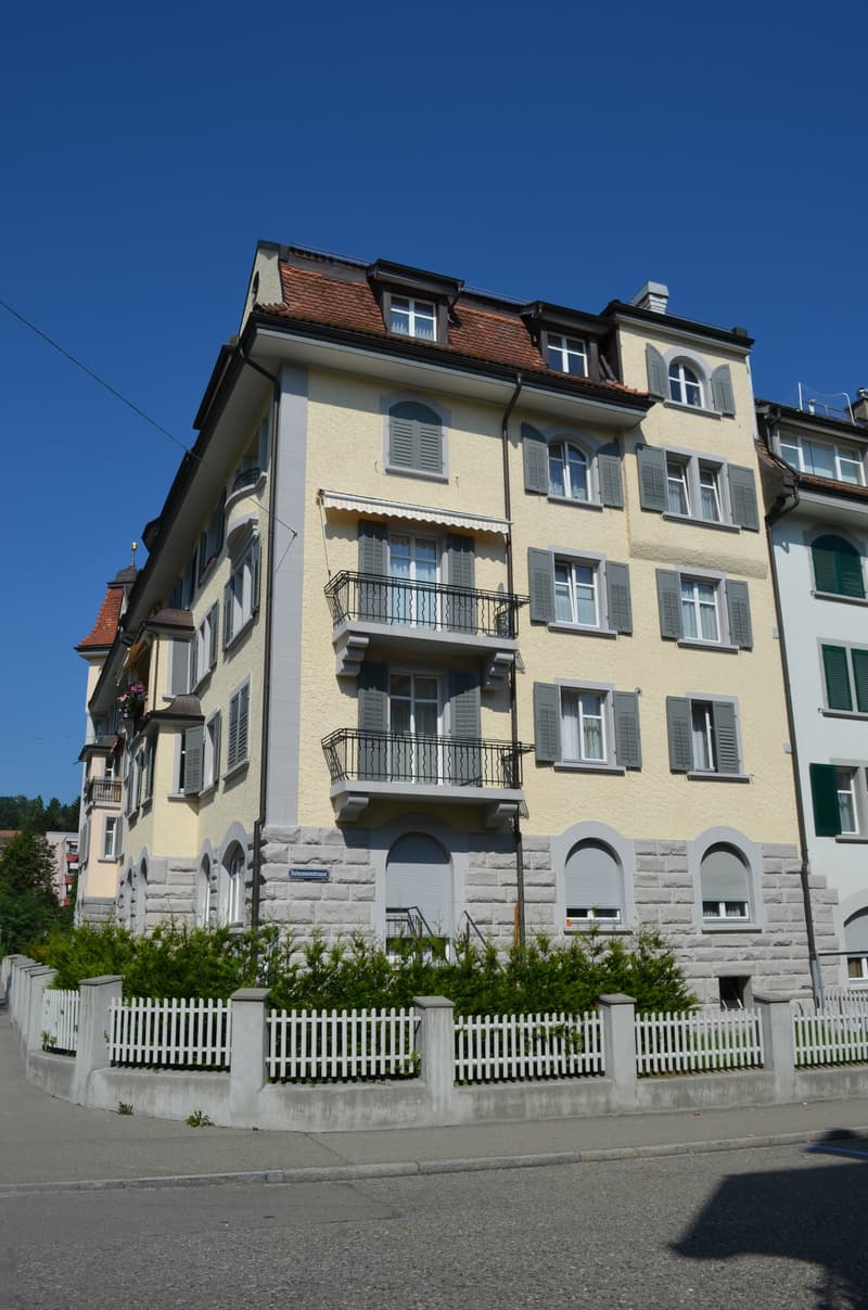 Charming 3-room old building apartment on Pelikanstrasse in St. Gallen (1)