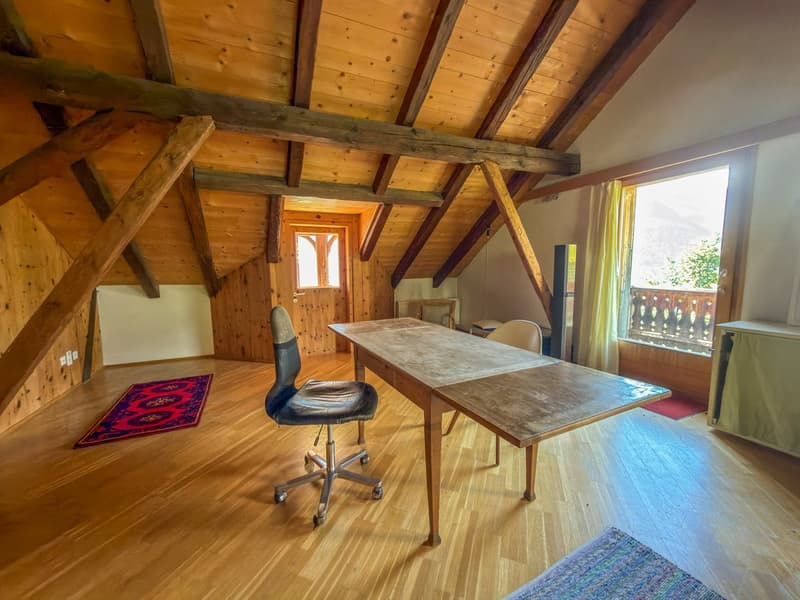 Charmante 5.5-Zimmer-Dachwohnung in Valsot – Historisches Juwel mit Bergflair (5)
