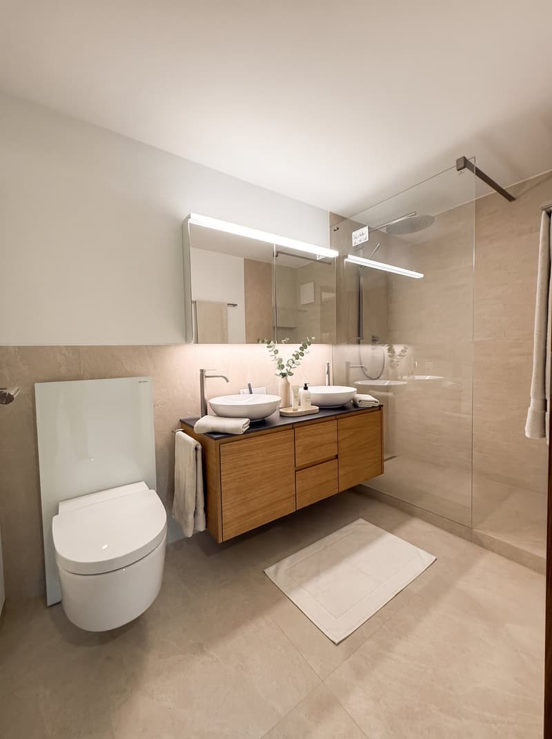 Badezimmer mit Dusch-WC und Regendusche
