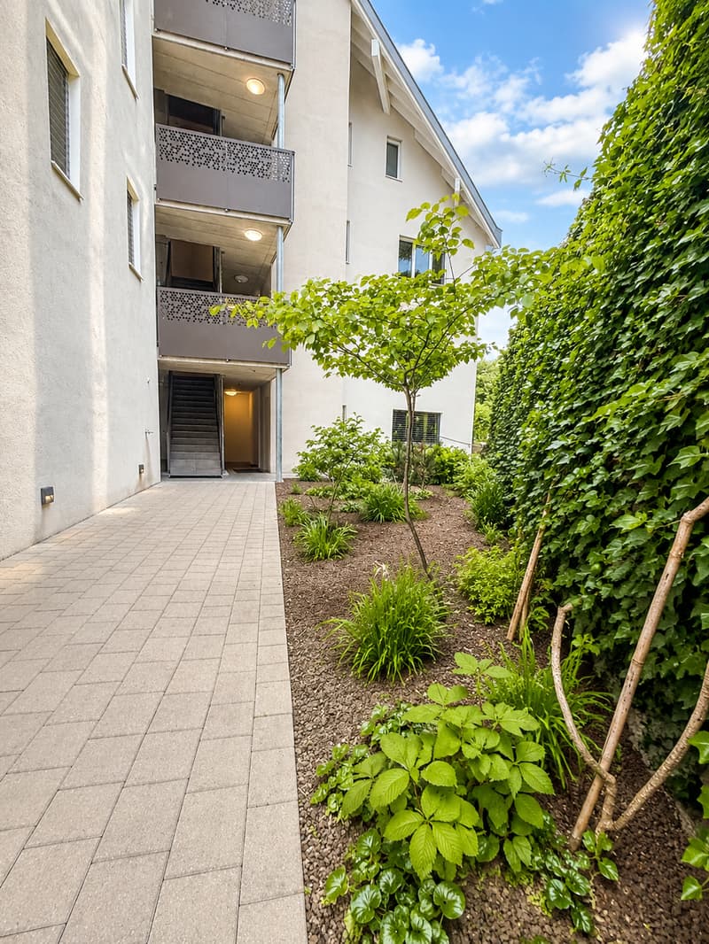 Modern 2.5-room apartment on the ground floor in Grüningen – Available immediately! (3)