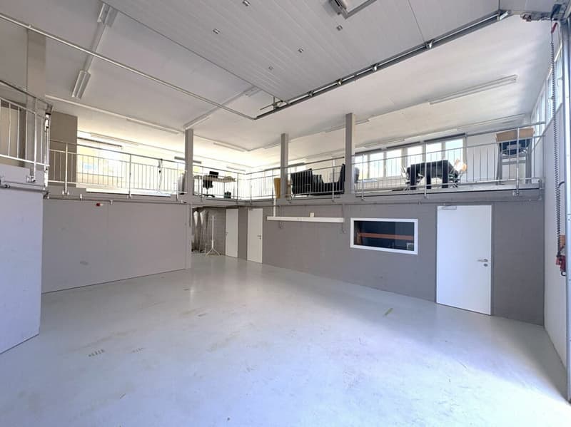 Gewerberaum mit Eingang Büro