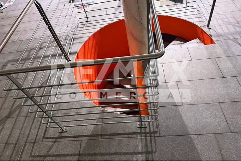 Representative retail store in a central location with maximum visibility in Brunnen SZ (5)