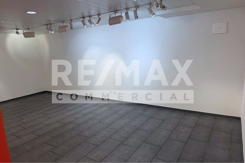 Representative retail store in a central location with maximum visibility in Brunnen SZ (7)