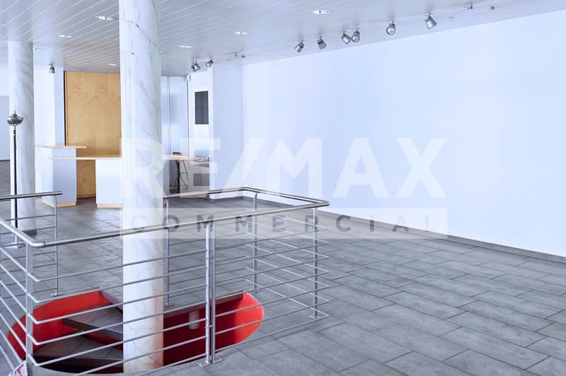 Representative retail store in a central location with maximum visibility in Brunnen SZ (2)