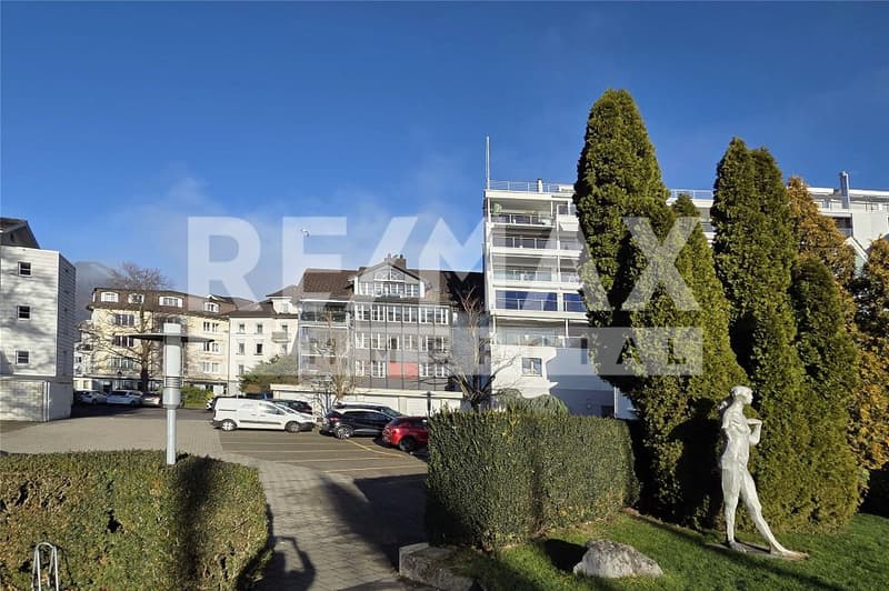 Representative retail store in a central location with maximum visibility in Brunnen SZ (13)