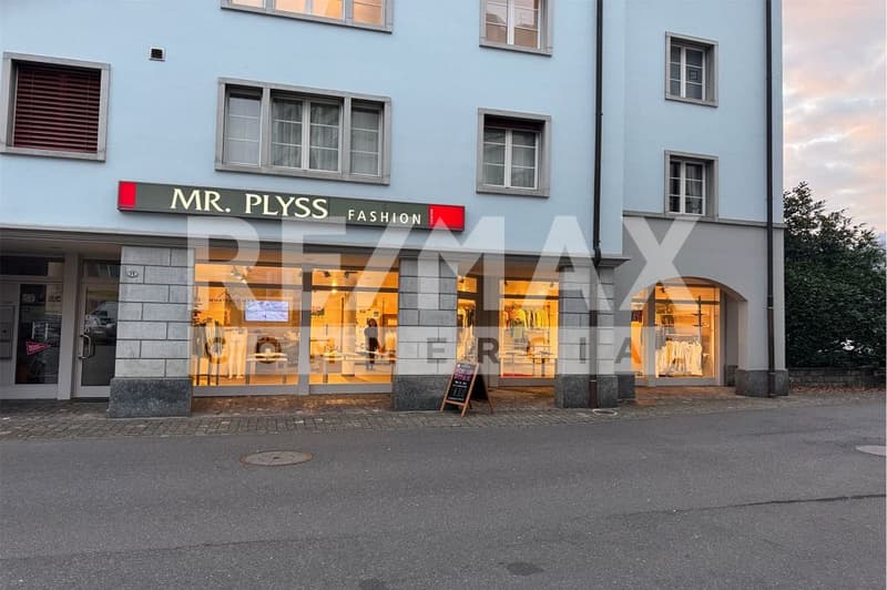 Representative retail store in a central location with maximum visibility in Brunnen SZ (9)
