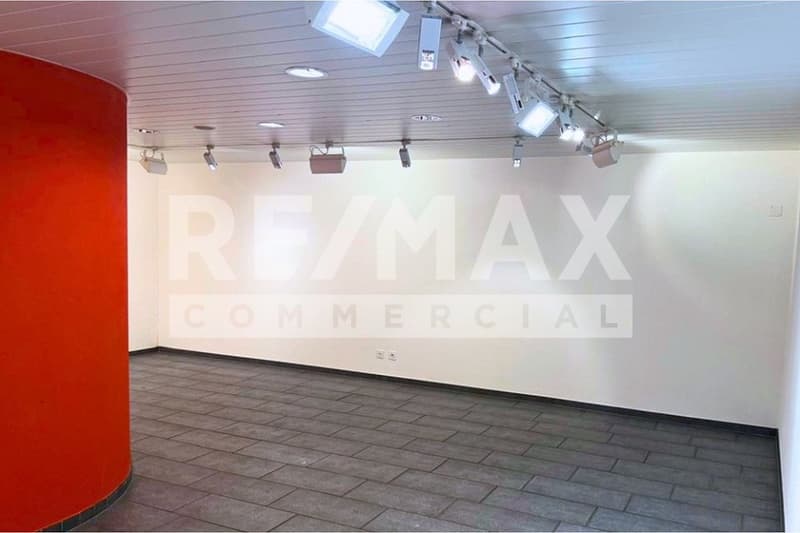 Representative retail store in a central location with maximum visibility in Brunnen SZ (6)