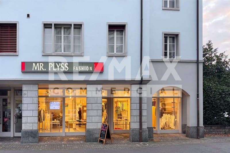 Representative retail store in a central location with maximum visibility in Brunnen SZ (10)