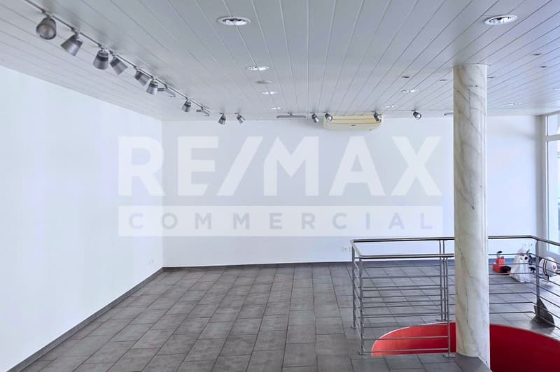 Representative retail store in a central location with maximum visibility in Brunnen SZ (3)