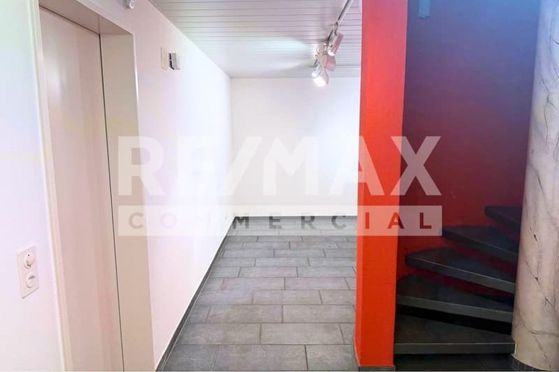 Representative retail store in a central location with maximum visibility in Brunnen SZ (8)