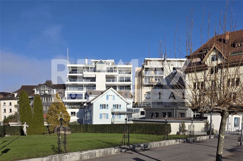 Representative retail store in a central location with maximum visibility in Brunnen SZ (12)