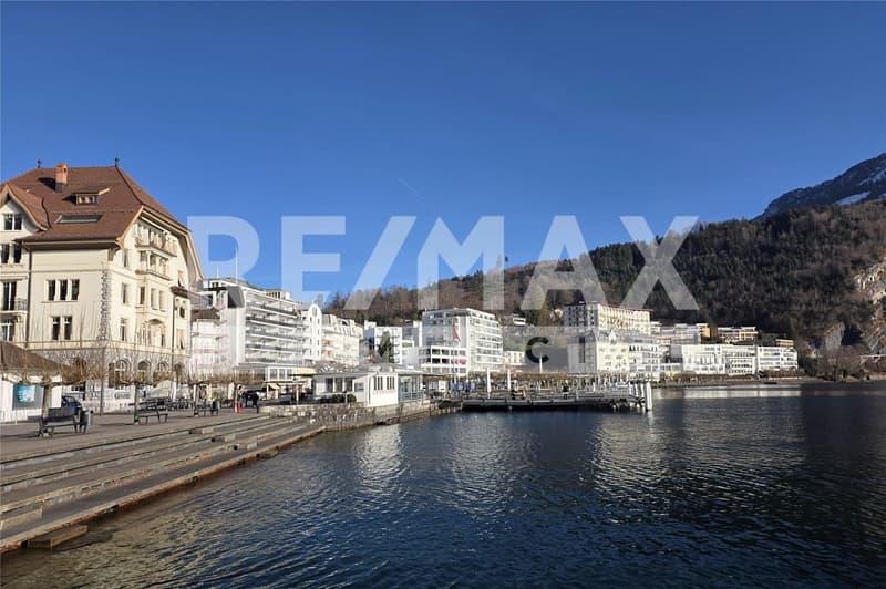 Representative retail store in a central location with maximum visibility in Brunnen SZ (11)