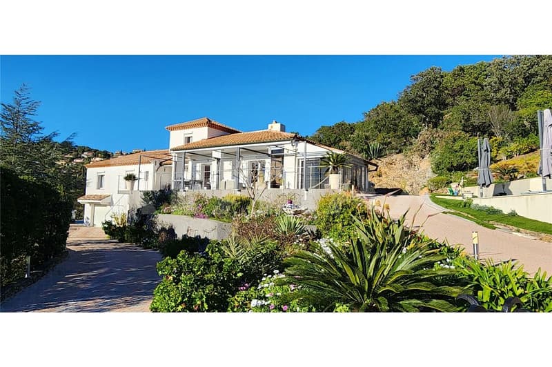 Attraktive 6-Zimmer-Villa im Grünen mit Meerblick und Pool in Les Issambres Côte d'Azur (1)