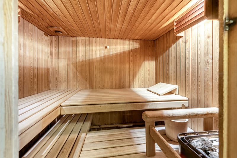 Spacious 5½-room terrace apartment with a far-reaching view, privacy, and wellness (15)