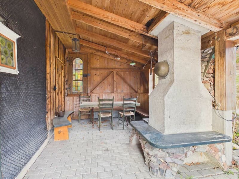 gedeckter Sitzplatz mit Cheminée