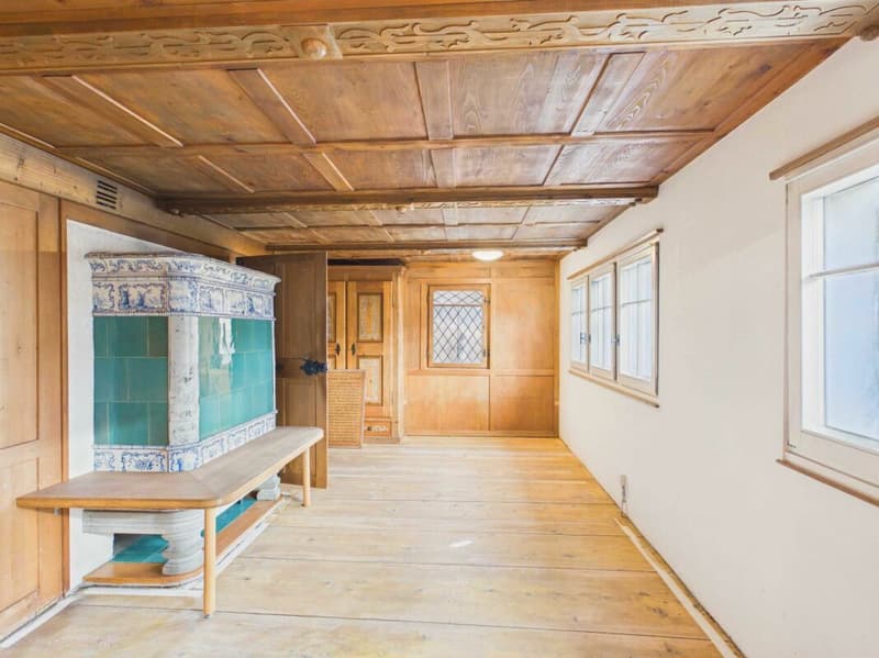 Wohnzimmer mit Kachelofen im Erdgeschoss
