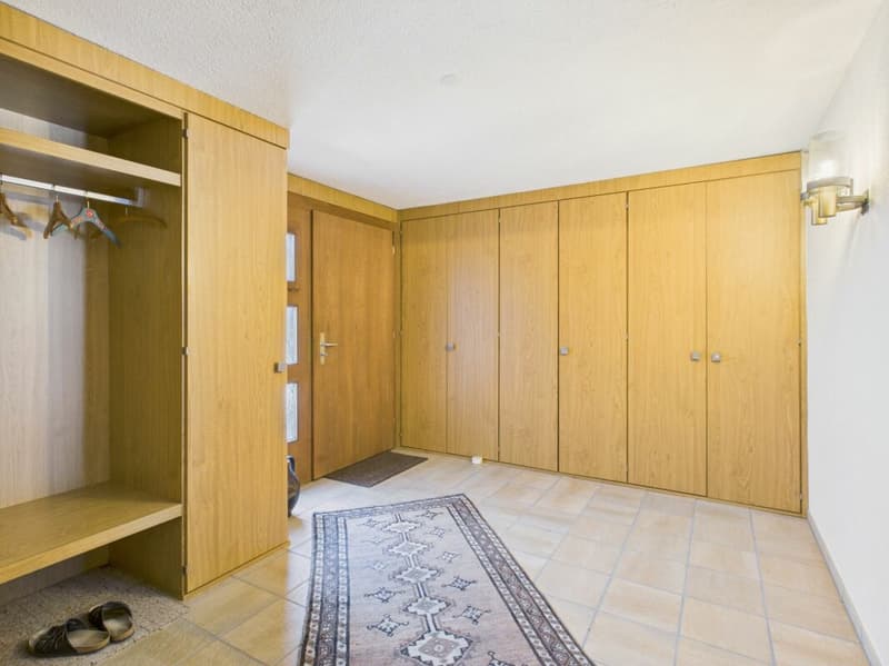 Hauseingang mit Garderobe und Einbauschränken