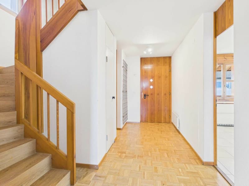 Wohnungseingang OG2 / Treppe ins DG