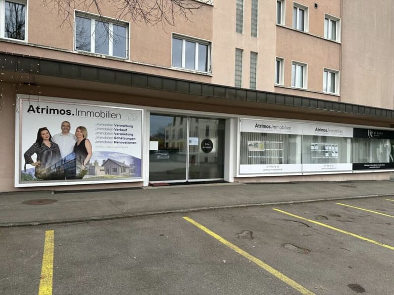 Top commercial space with plenty of light and ideal presentation area (7)