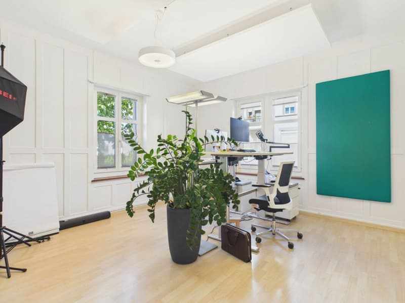 Work in a top location - flexible 3-room space directly at the train station (4)