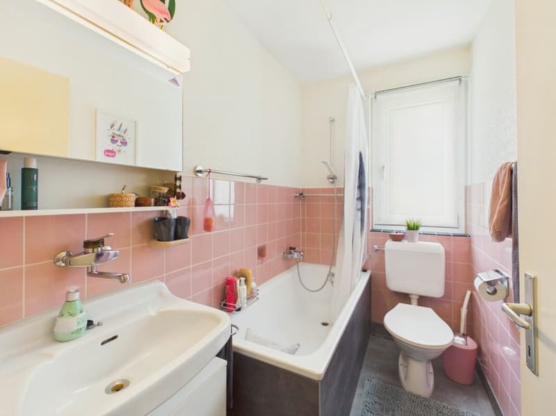 Badezimmer mit WC, Badewanne und Lavabo