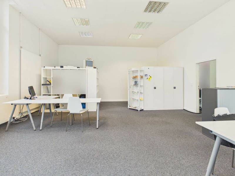 Commercial space in central commercial and residential area with 105m2 (8)