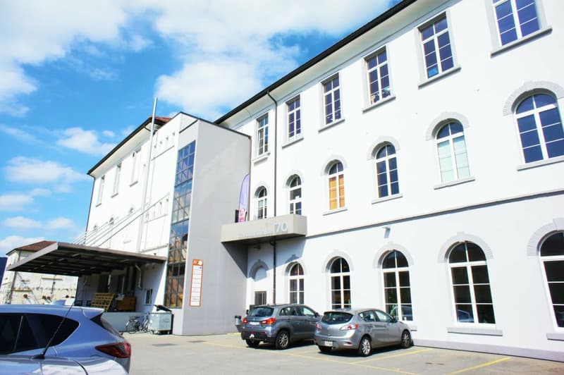 Commercial space in central commercial and residential area with 105m2 (2)