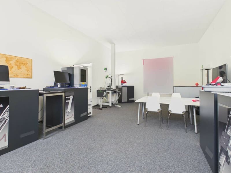 Commercial space in central commercial and residential area with 105m2 (1)
