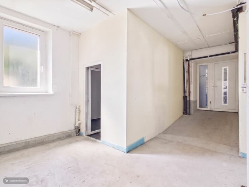 Commercial space with ramp and versatile usage potential (5)