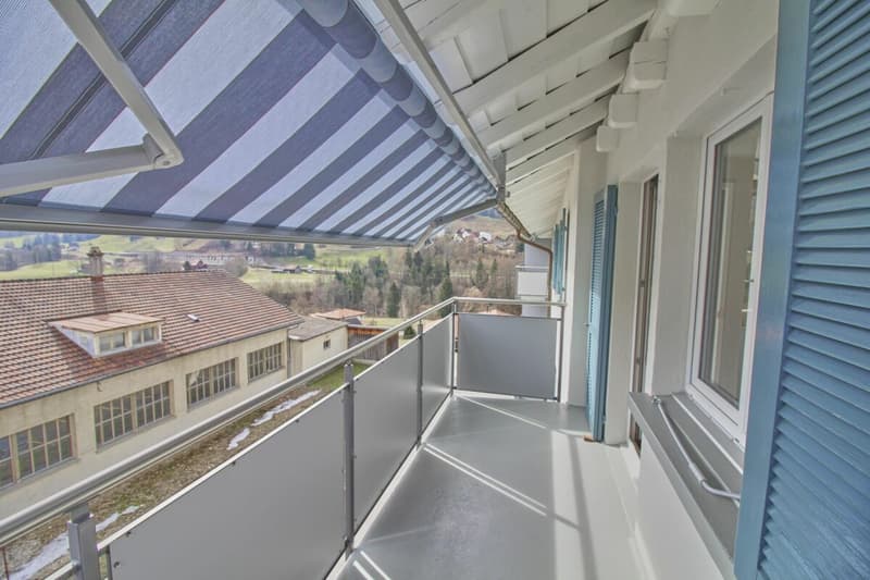 Sonniger Balkon mit Aussicht