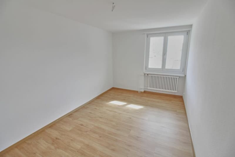 Grosszügige Schlaf-/Arbeitszimmer
