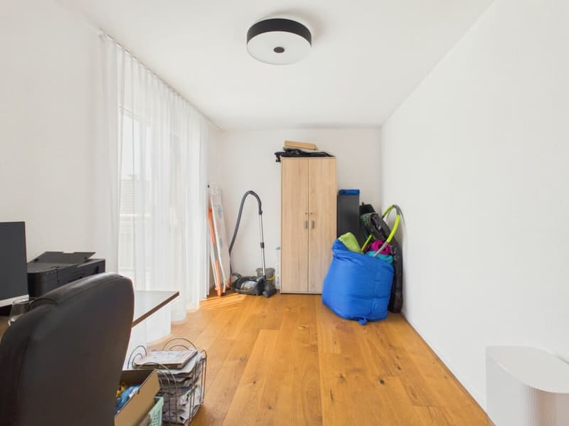 Grosszügige Schlaf-/Arbeitszimmer